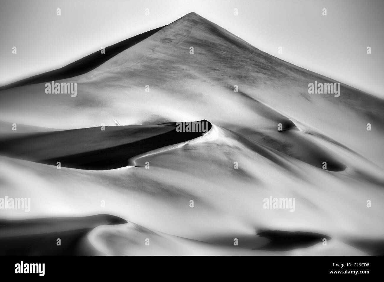 Afrika, Namibia, Namib-Wüste, Blick auf die Wüste Dünen im Namib-Naukluft National Park. schwarz / weiß Stockfoto