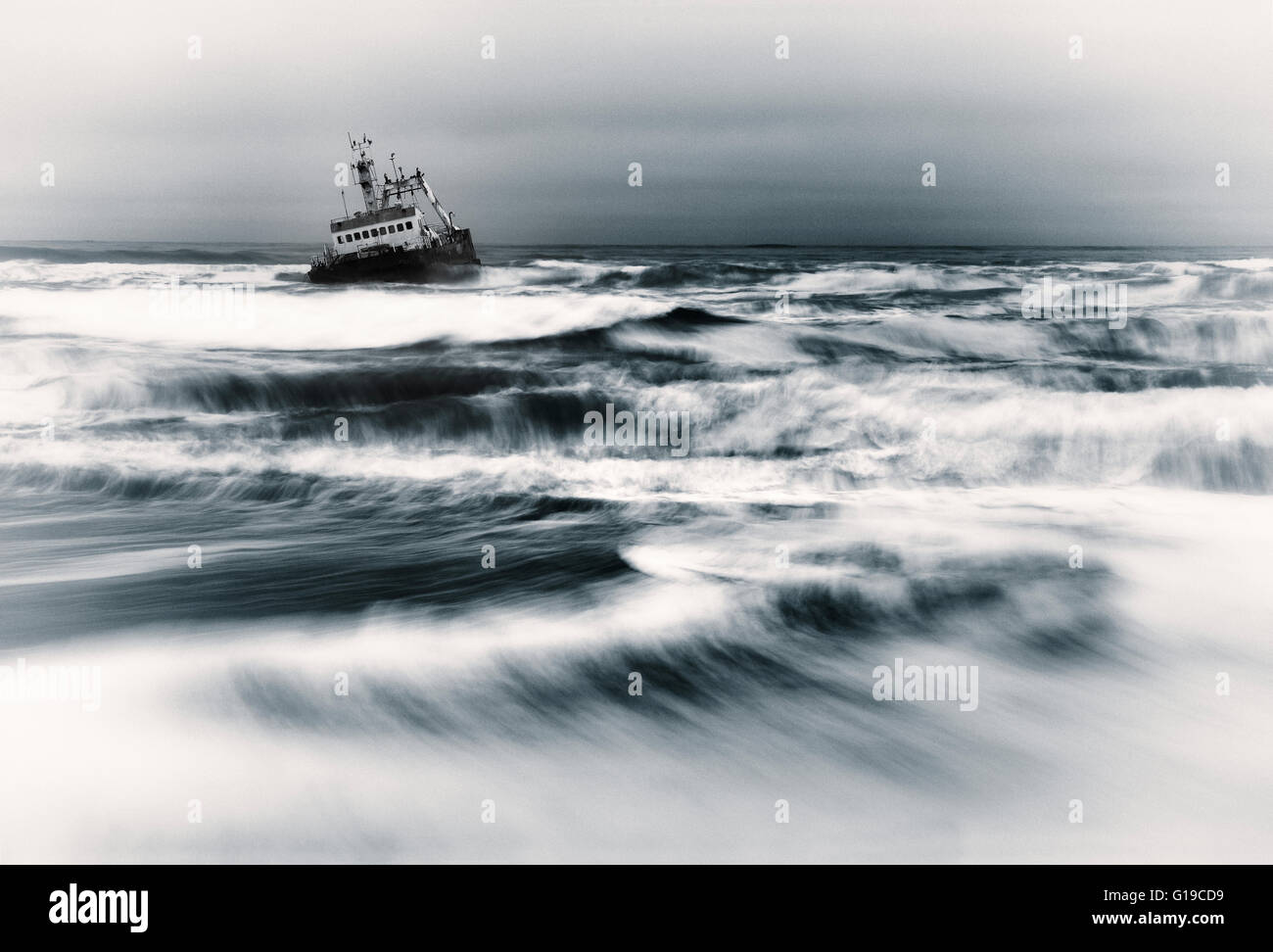 Altes Fischerboot Skeleton Coast im seichten Wasser auf Grund laufen Stockfoto