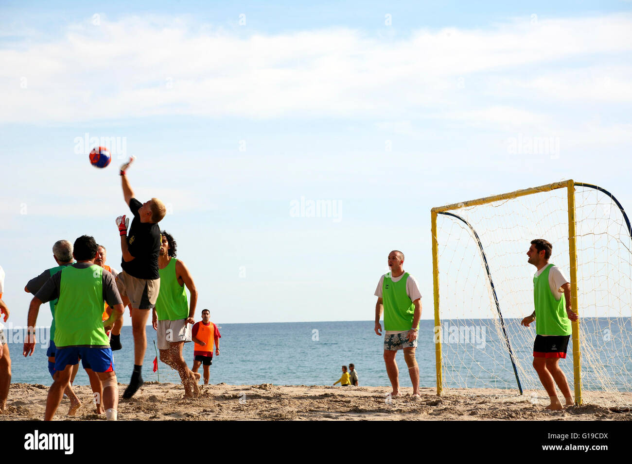 Beach Football unter der warmen Mittelmeersonne Stockfoto