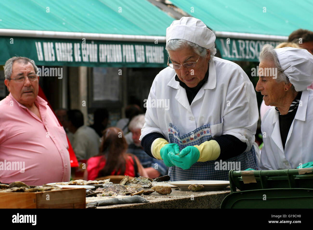 alte Frau Vorbereitung Austern in den Markt da Pedra Vigo Pontevedra Galizien Spanien Stockfoto