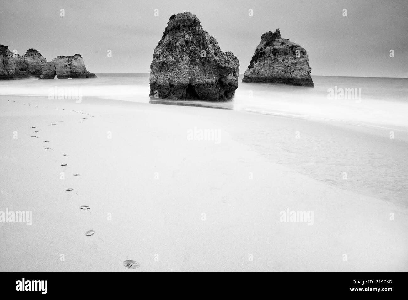 Felsen im Wasser am Strand Praia Dos Tres Irmãos in Portimao, Zentral-Algarve Stockfoto