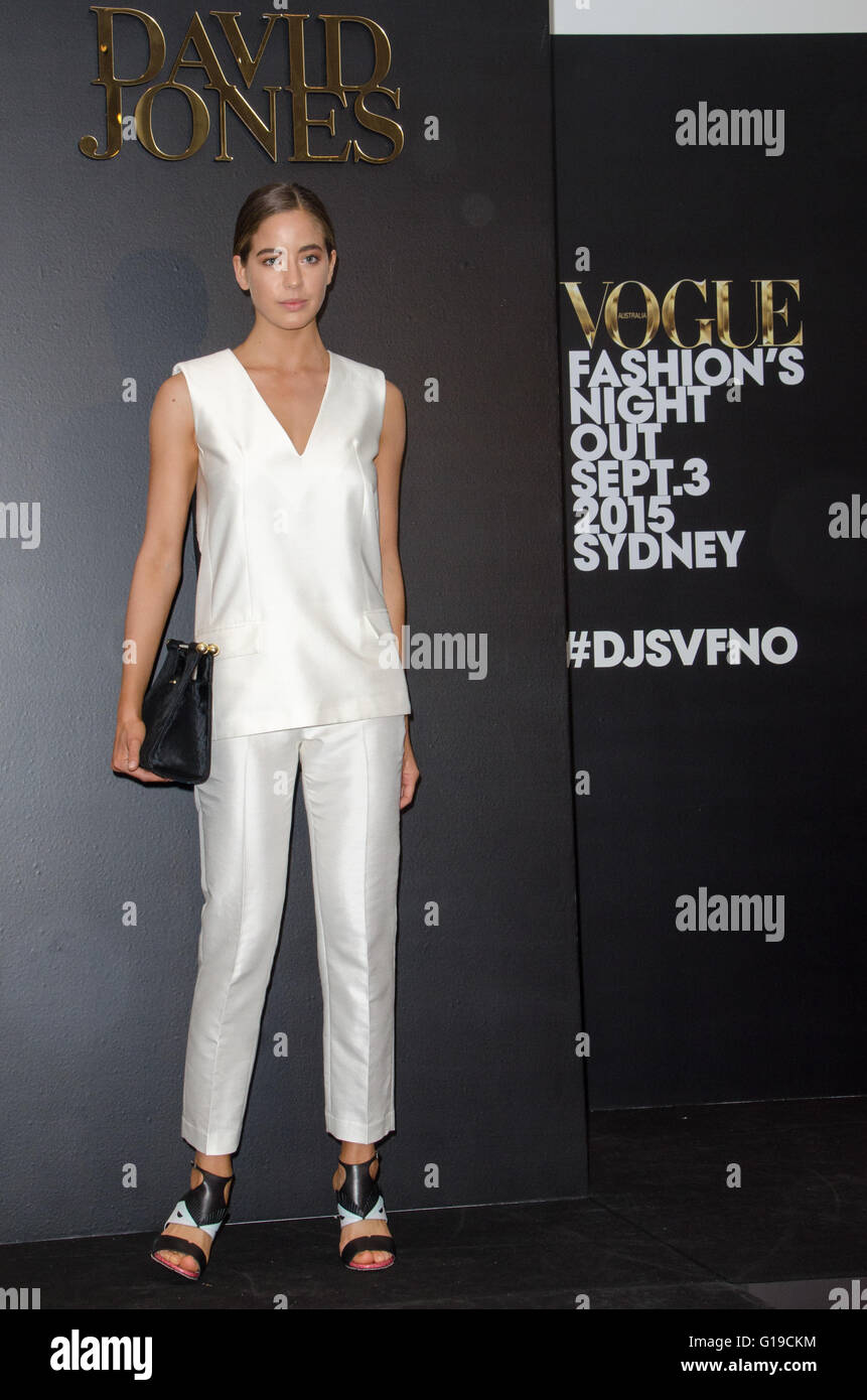 Sydney, Australien 3. September 2015: David Jones beteiligt sich an der Sydney Vogue Fashion Night Out durch die Veranstaltung von mehreren Modeschauen. Das Bild zeigt ein Modell präsentiert eine Outfit während der Fashion parade genannt "David Jones Parade eine #SHOTBYSOUND" Stockfoto