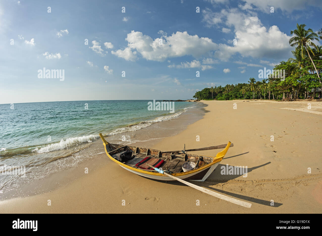 Ruderboot auf einem tropischen Strand in Koh Lanta Thailand Stockfoto