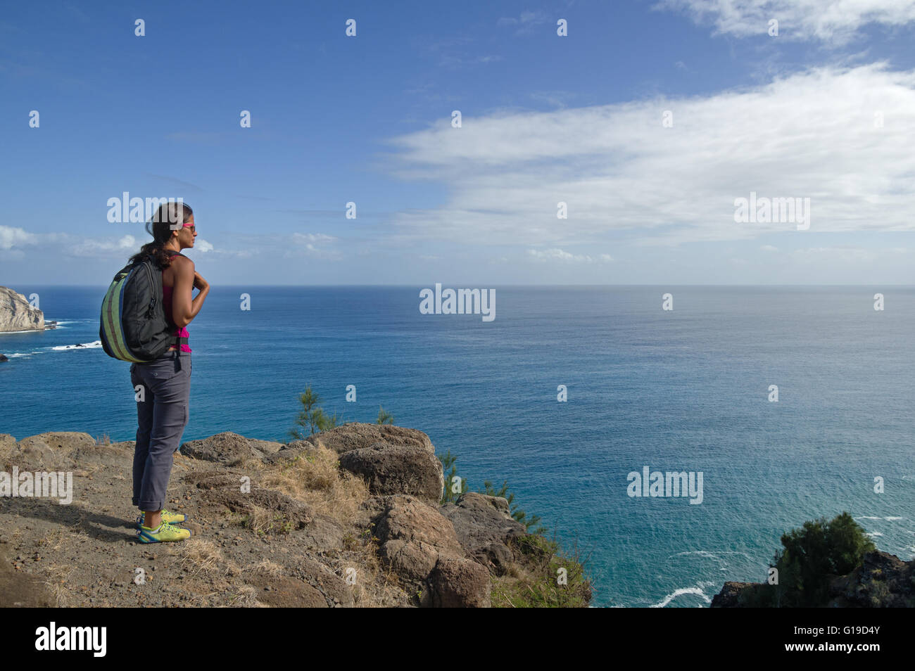 Frau einen Blick auf den Pazifischen Ozean von Makapuu Point auf Oahu Hawaii Stockfoto