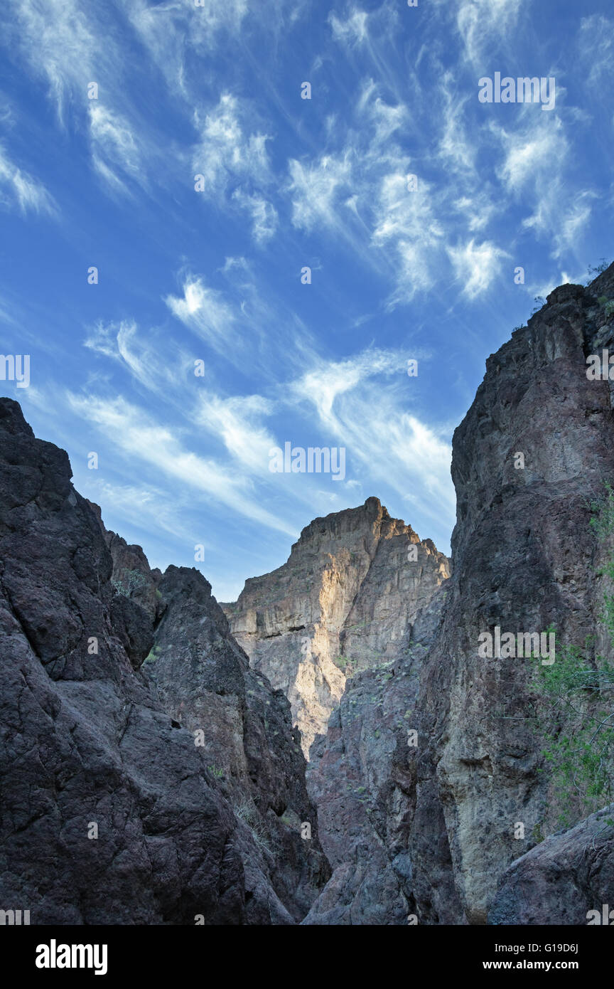 blauer Himmel mit Wolkenfetzen über White Rock Canyon in Arizona Stockfoto