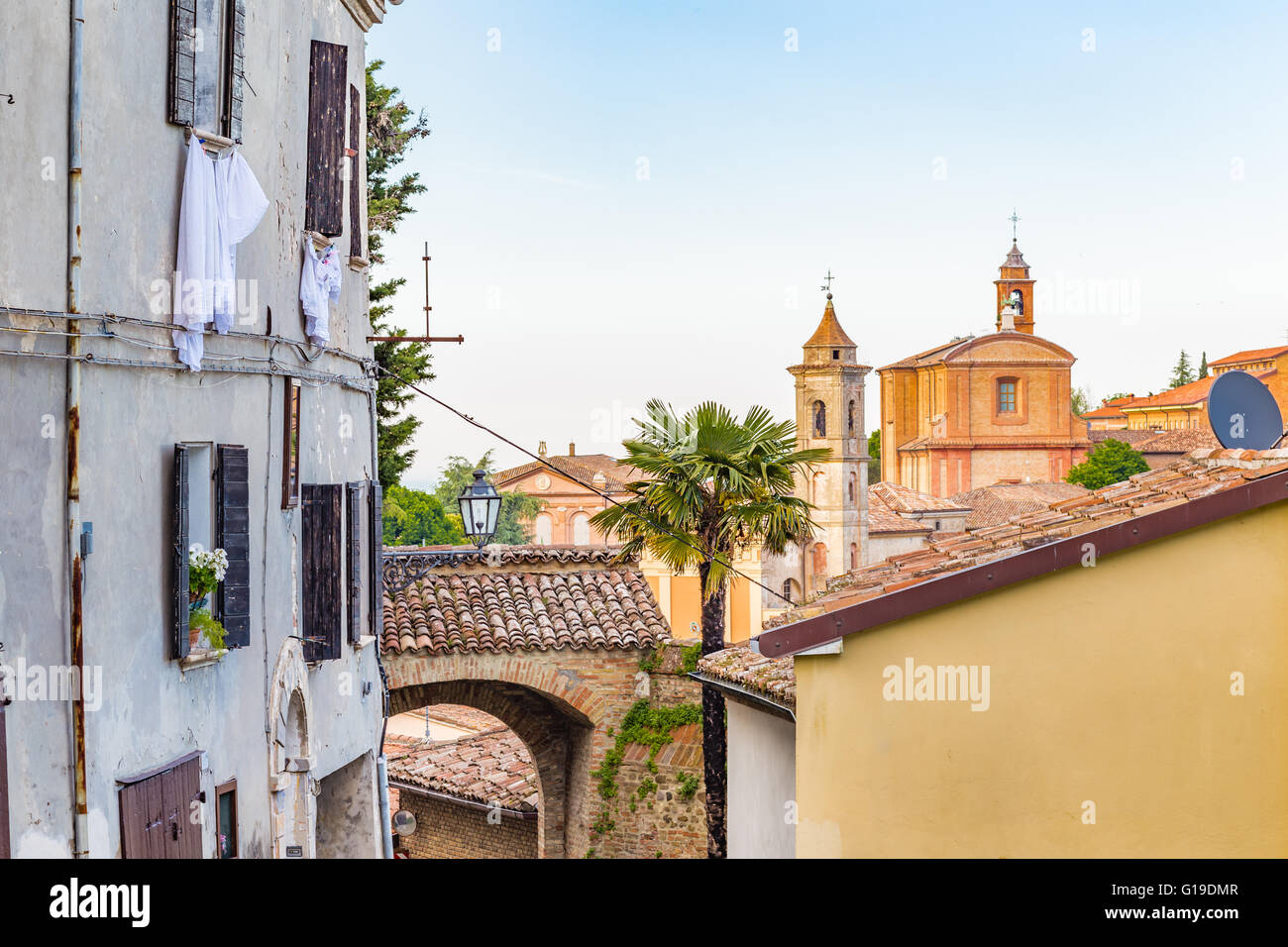 Kleidung hängen zum Trocknen von Fenstern des Hauses in einem mittelalterlichen Dorf in Italien Stockfoto