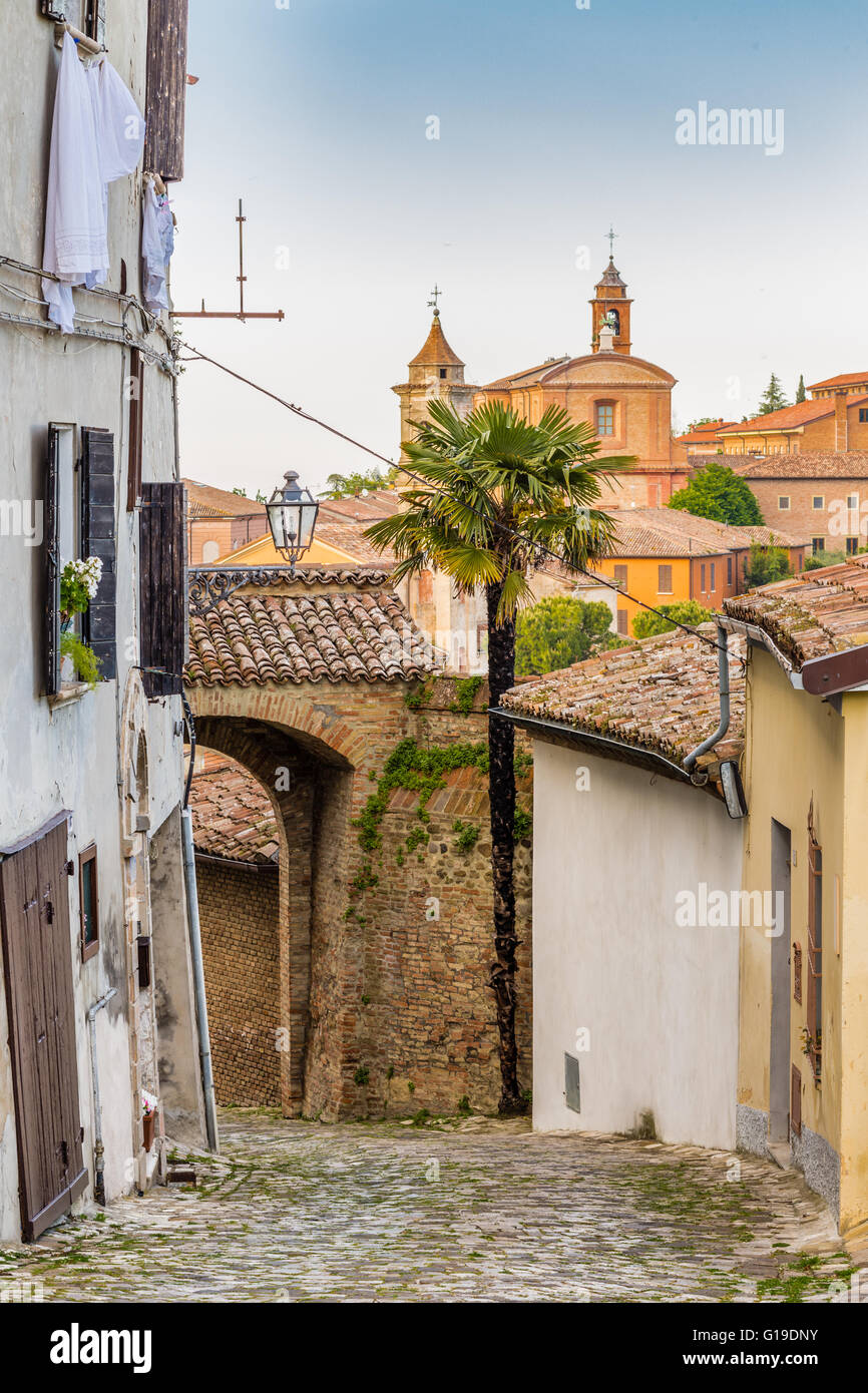 gepflasterte Straße ein mittelalterliches Dorf auf den Hügeln der Romagna in Italien, mit Kleidern hängen zum Trocknen von Fenstern Stockfoto