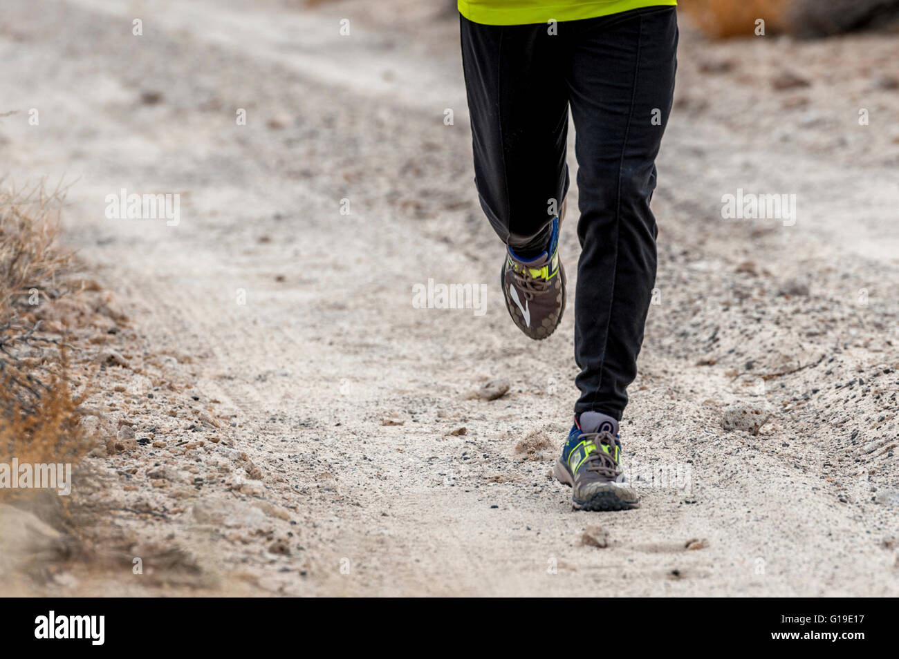 engen Schuss von Beinen und Füßen Trailrunning Stockfoto
