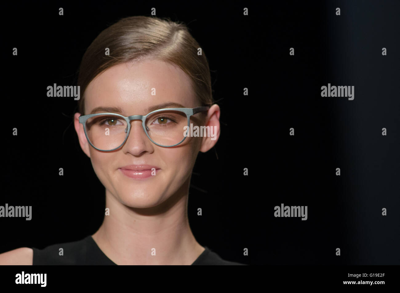 Sydney, Australien 29. August 2015: Cosmo und Specsavers Mode Laufsteg Runway-Wochenende auf der Overseas Passenger Terminal in Circular Quay, Sydney. --Modelle gehen den Laufsteg während der Cosmo und Specsavers Stil-Modenschau am Wochenende 2015 Start-und Landebahn. Stockfoto
