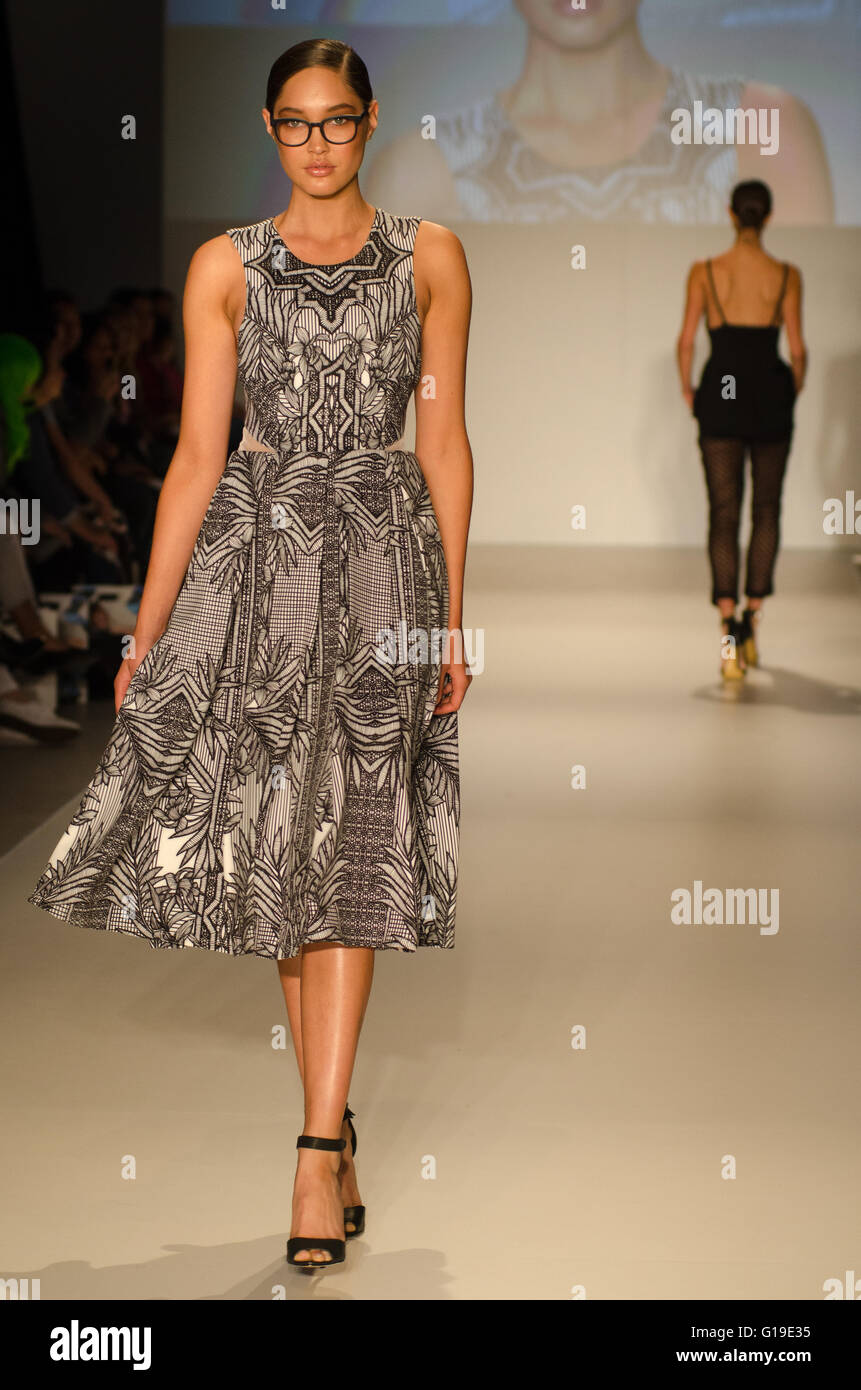 Sydney, Australien 29. August 2015: Cosmo und Specsavers Mode Laufsteg Runway-Wochenende auf der Overseas Passenger Terminal in Circular Quay, Sydney. --Modelle gehen den Laufsteg während der Cosmo und Specsavers Stil-Modenschau am Wochenende 2015 Start-und Landebahn. Stockfoto