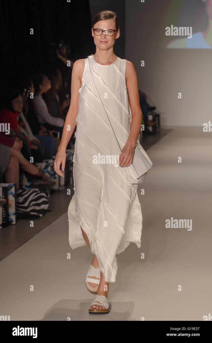 Sydney, Australien 29. August 2015: Cosmo und Specsavers Mode Laufsteg Runway-Wochenende auf der Overseas Passenger Terminal in Circular Quay, Sydney. --Modelle gehen den Laufsteg während der Cosmo und Specsavers Stil-Modenschau am Wochenende 2015 Start-und Landebahn. Stockfoto