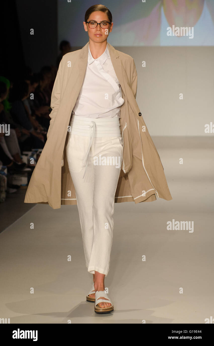 Sydney, Australien 29. August 2015: Cosmo und Specsavers Mode Laufsteg Runway-Wochenende auf der Overseas Passenger Terminal in Circular Quay, Sydney. --Modelle gehen den Laufsteg während der Cosmo und Specsavers Stil-Modenschau am Wochenende 2015 Start-und Landebahn. Stockfoto