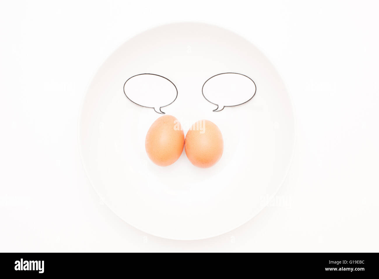 Talking Food: Beziehung von zwei Eiern mit Comic-Etiketten in Platte Stockfoto