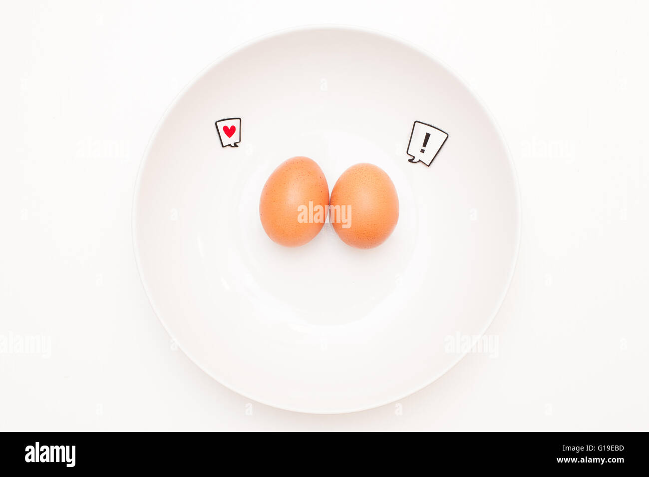 Talking Food: Beziehung von zwei Eiern mit Comic-Etiketten mit Liebe und Ausrufezeichen Stockfoto