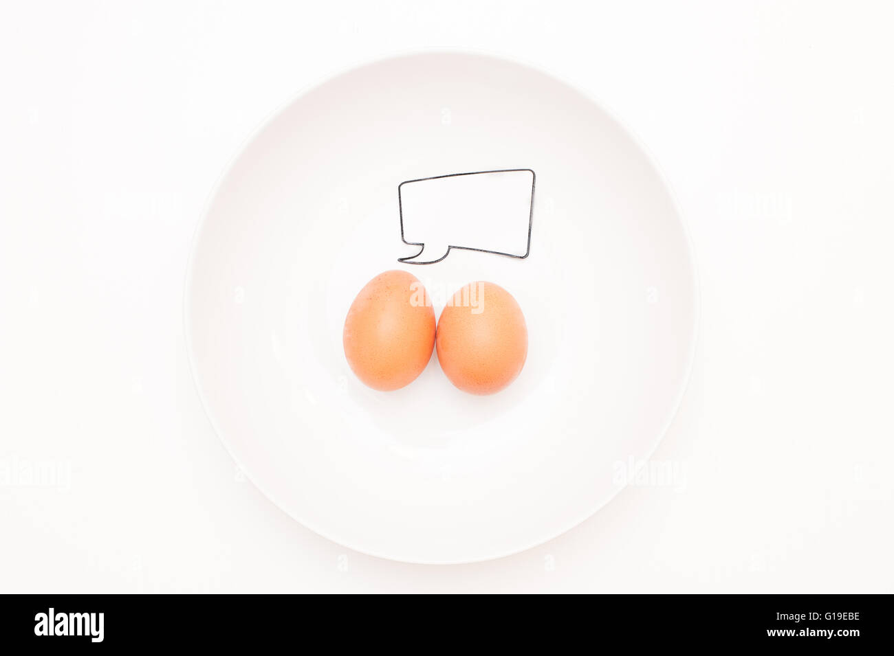 Talking Food: Beziehung von zwei Eiern mit leeren Comic-Label in Platte Stockfoto