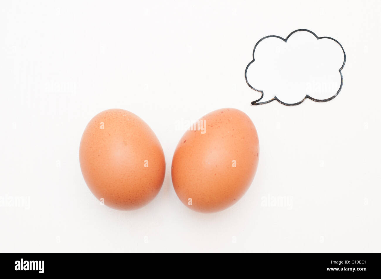 Talking Food: Beziehung von zwei Eiern mit leeren Comic-Label auf weiß Stockfoto