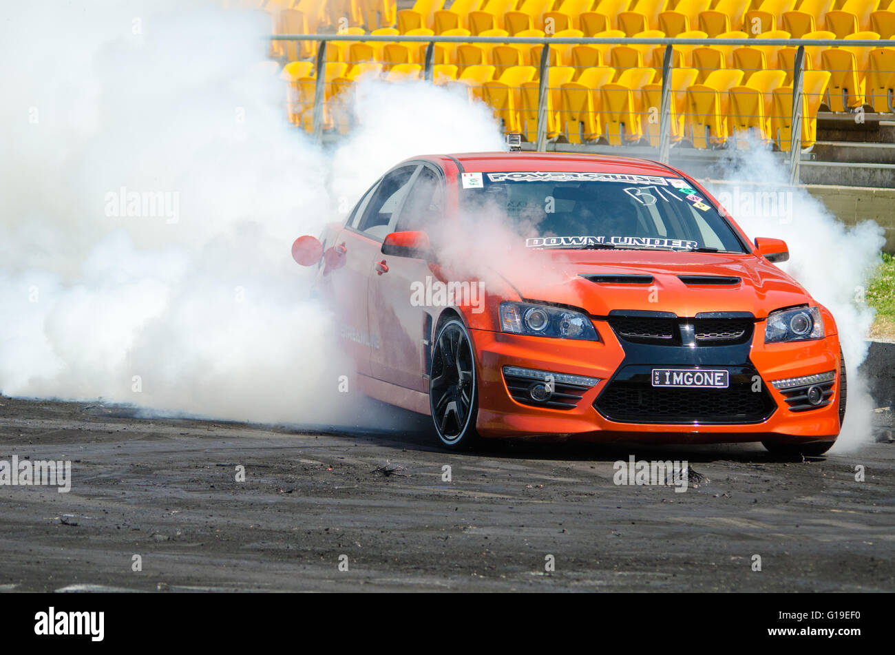 Sydney, Australien. 5. Oktober 2015. Treiber zur Verfügung gestellt Zuschauer und Richter ihre besten Burnouts während des 2015 Burnout Maina-Wettbewerbs an der Western Sydney International Dragway (Sydney Dragway) stattfand Stockfoto