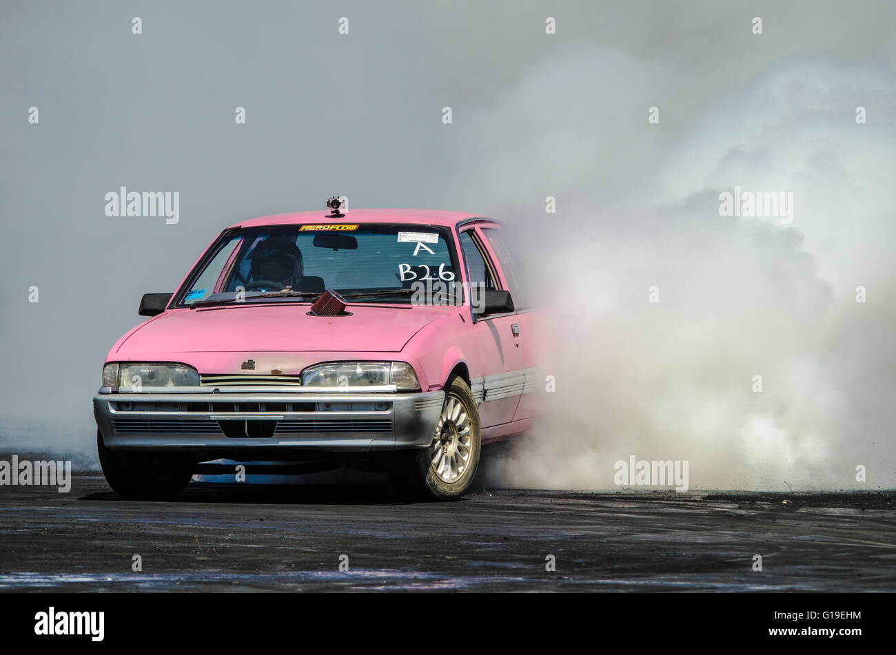 Sydney, Australien. 5. Oktober 2015. Treiber zur Verfügung gestellt Zuschauer und Richter ihre besten Burnouts während des 2015 Burnout Maina-Wettbewerbs an der Western Sydney International Dragway (Sydney Dragway) stattfand Stockfoto