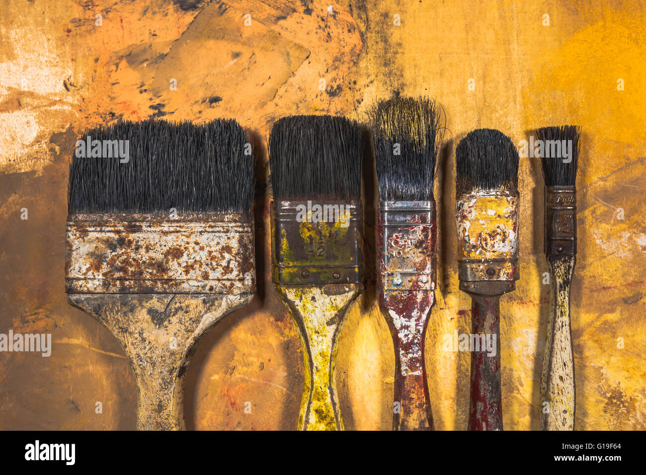 Öl-Pinsel auf Holz gemalten Hintergrund. Stockfoto