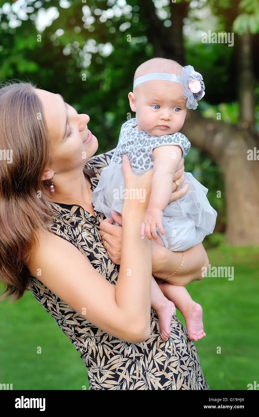 Glückliche Mutter und ihrer kleinen Tochter in der Sommerwiese Stockfoto