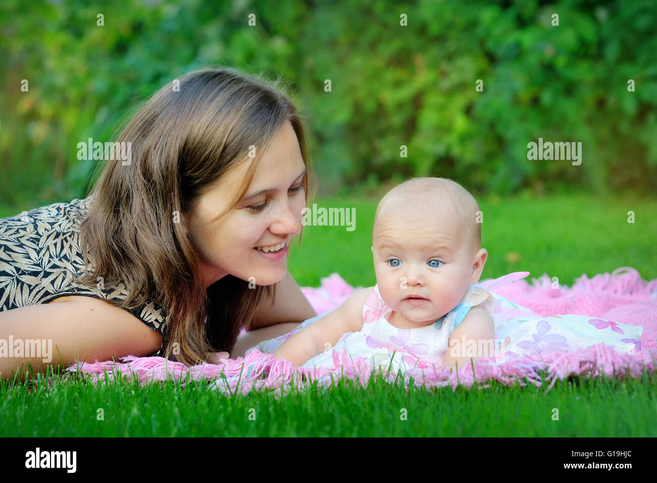 Porträt von glücklich liebende Mutter und ihr Baby im freien Stockfoto