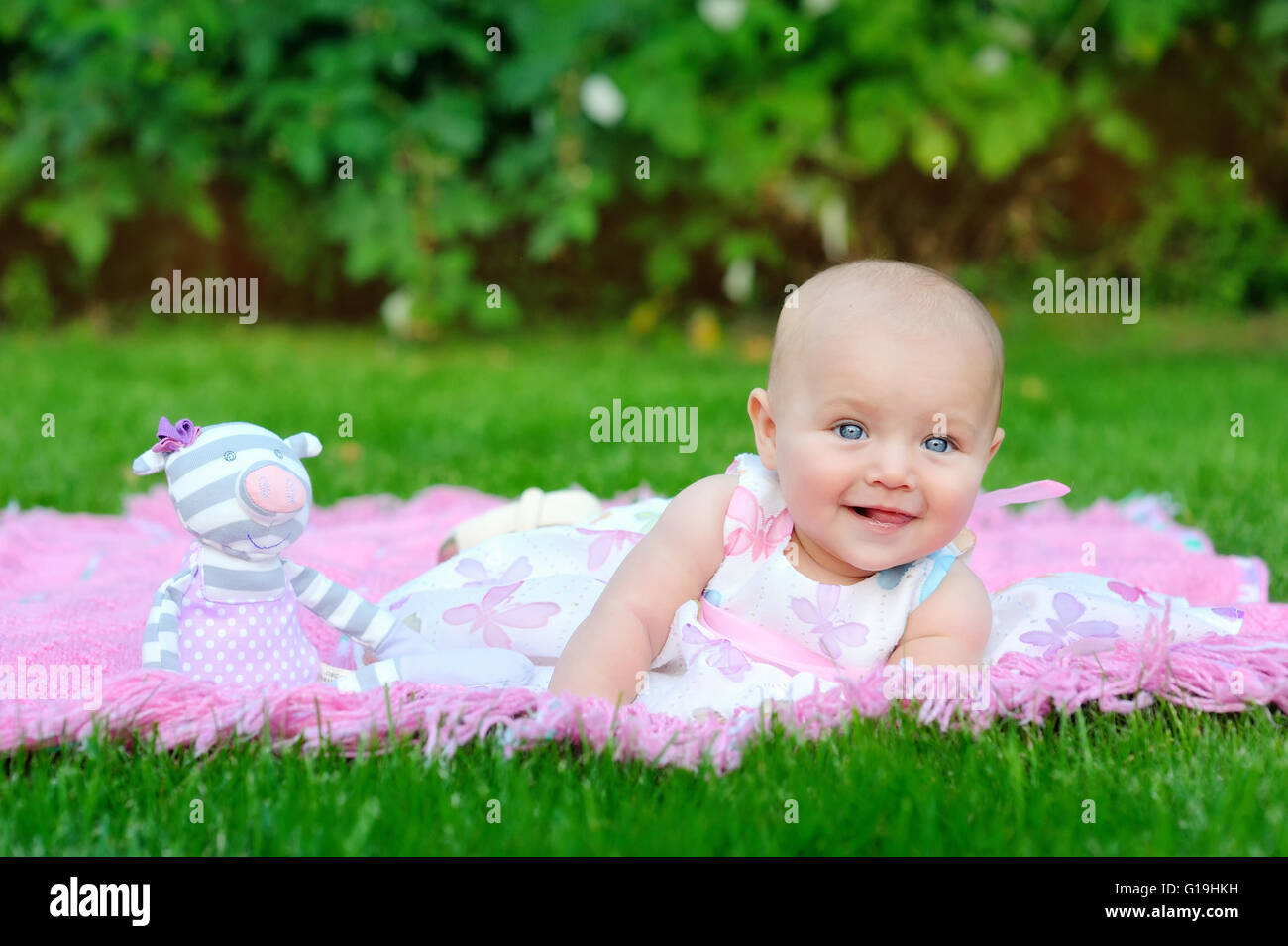 Kind, Kindheit, Kleinkind Konzept - lächelnden Baby liegend auf bla Stockfoto