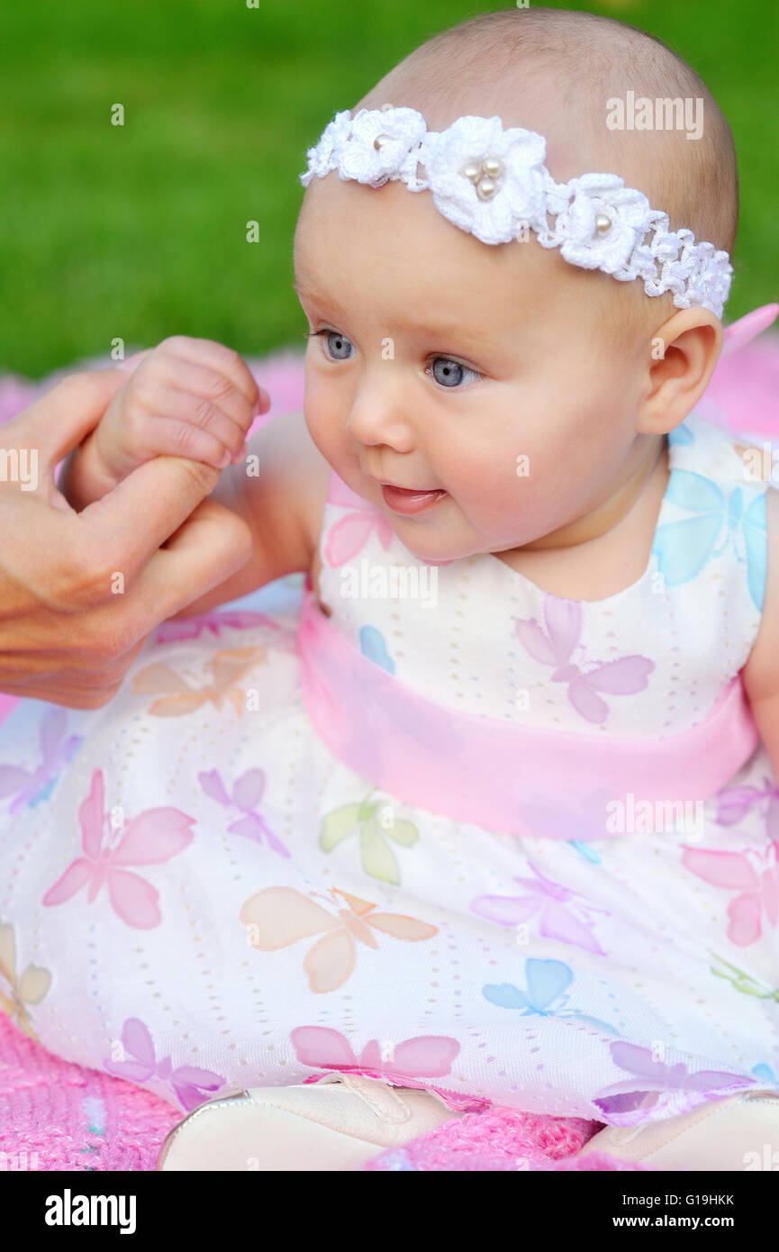 Kind, Glück und Menschen Konzept - entzückende Babymädchen Stockfoto