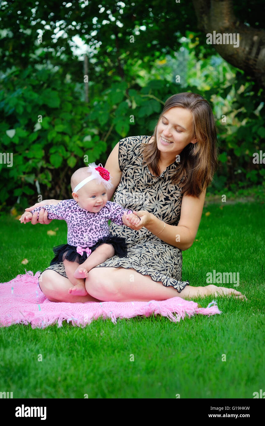 schöne junge Mutter und ihre Tochter im park Stockfoto