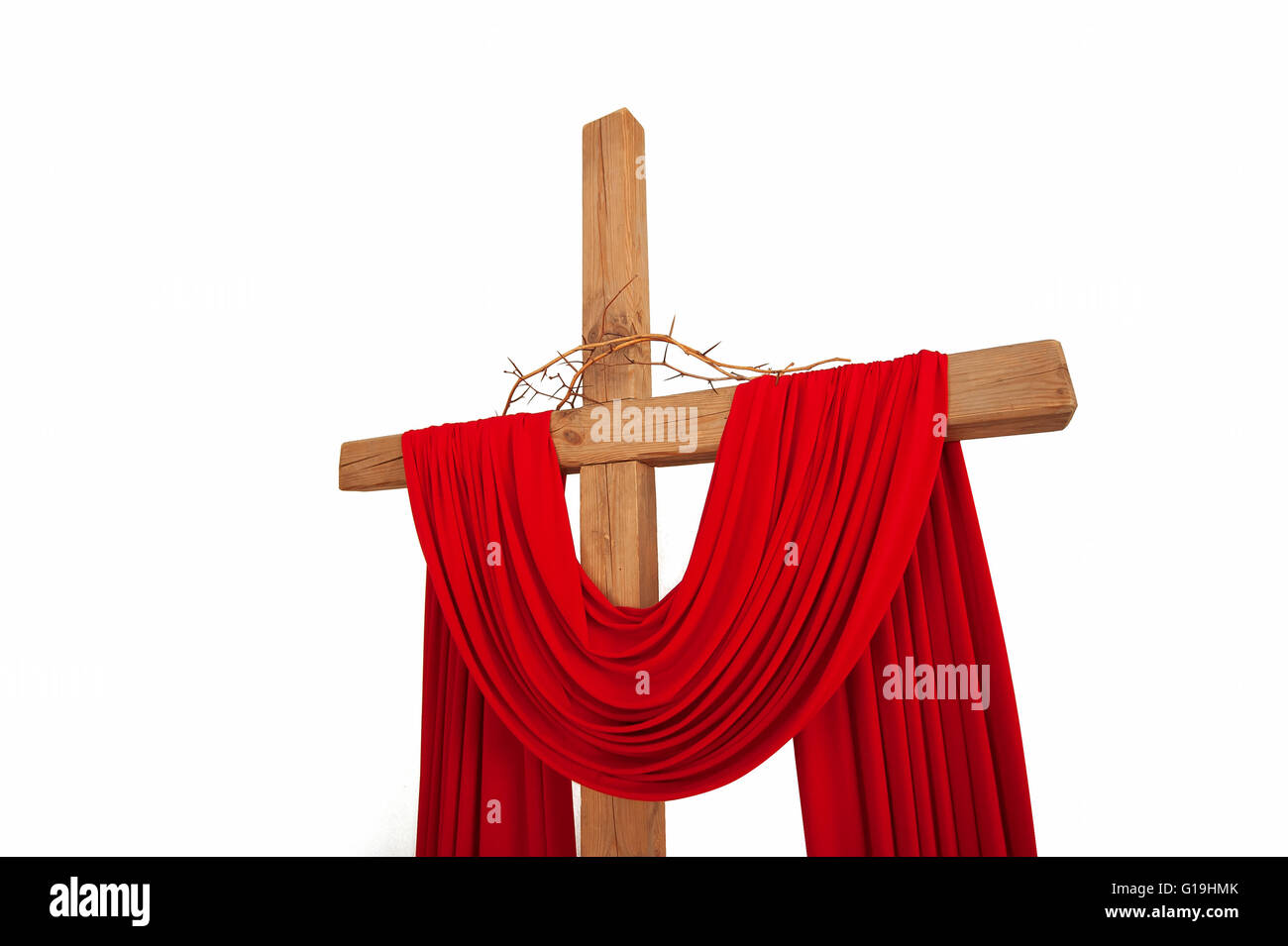 Ein hölzernes christliche Kreuz mit Dornenkrone isoliert am Pfingstmontag Stockfoto