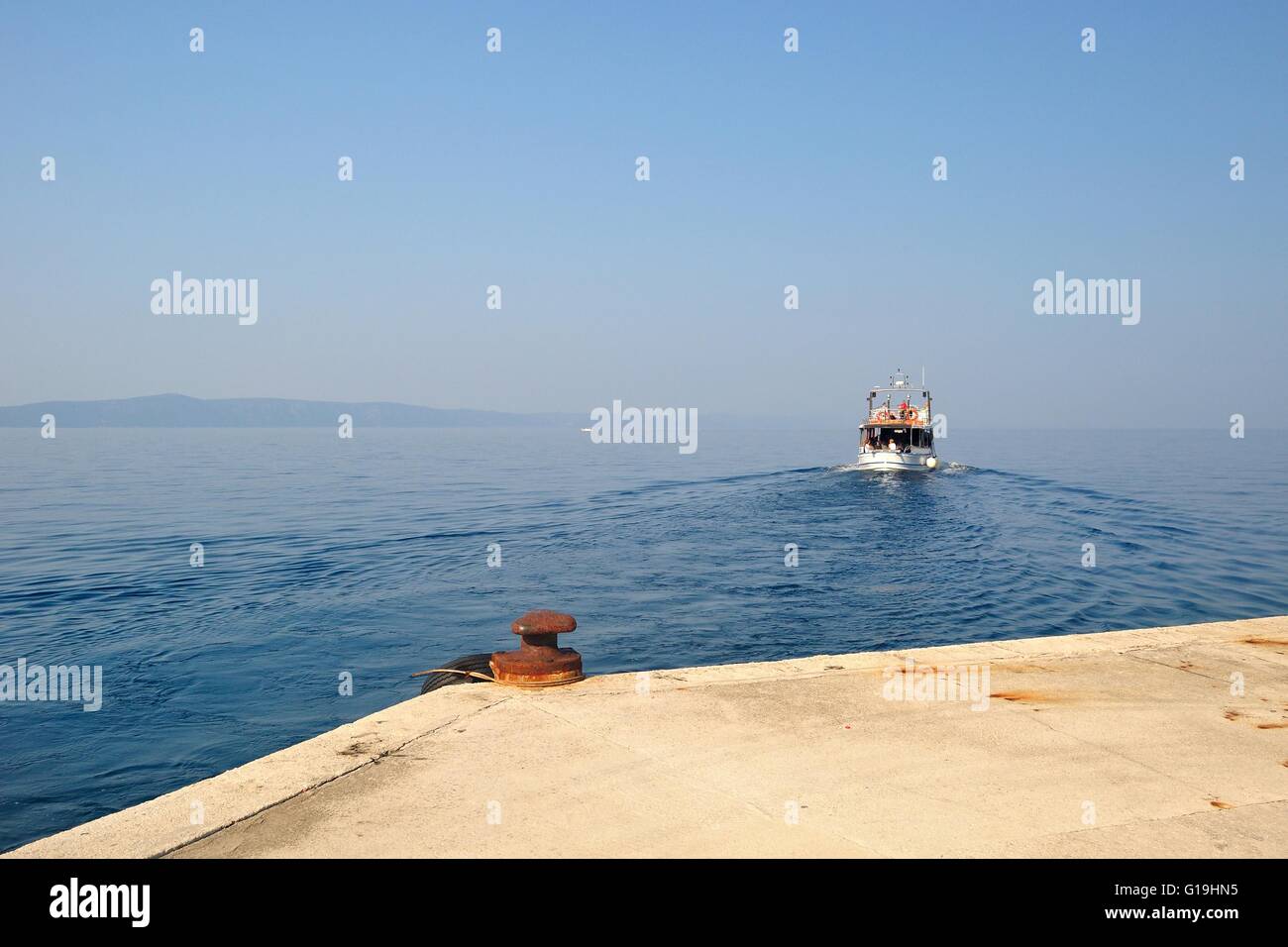 Hafen von Podgora mit Abfahrt Schiff im Hintergrund. Raum in Oberseite Stockfoto