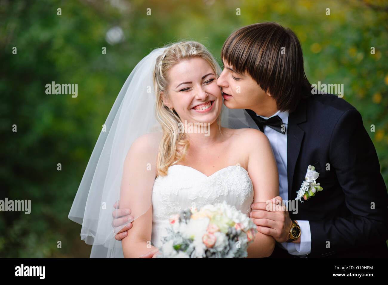 Glückliche Braut und Bräutigam auf ihrer Hochzeit Stockfoto