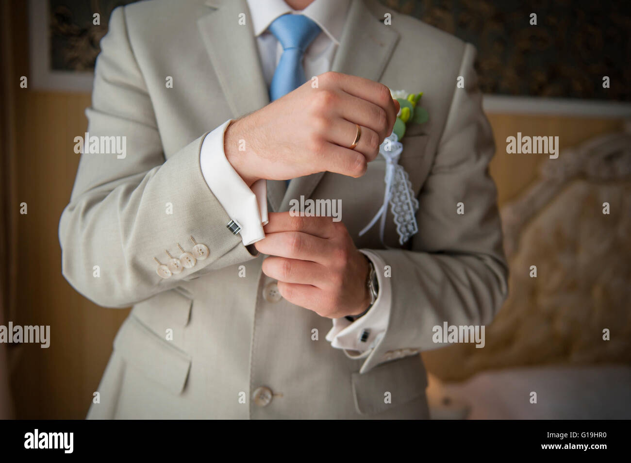 Händen der Hochzeit Bräutigam immer bereit im Anzug. Stockfoto