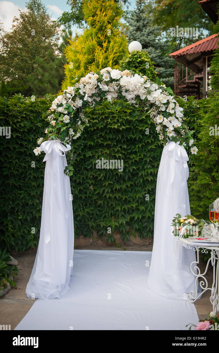 Bogen und zwei weiße Stühle im Golfclub Jäten vorbereitet. Don Stockfoto