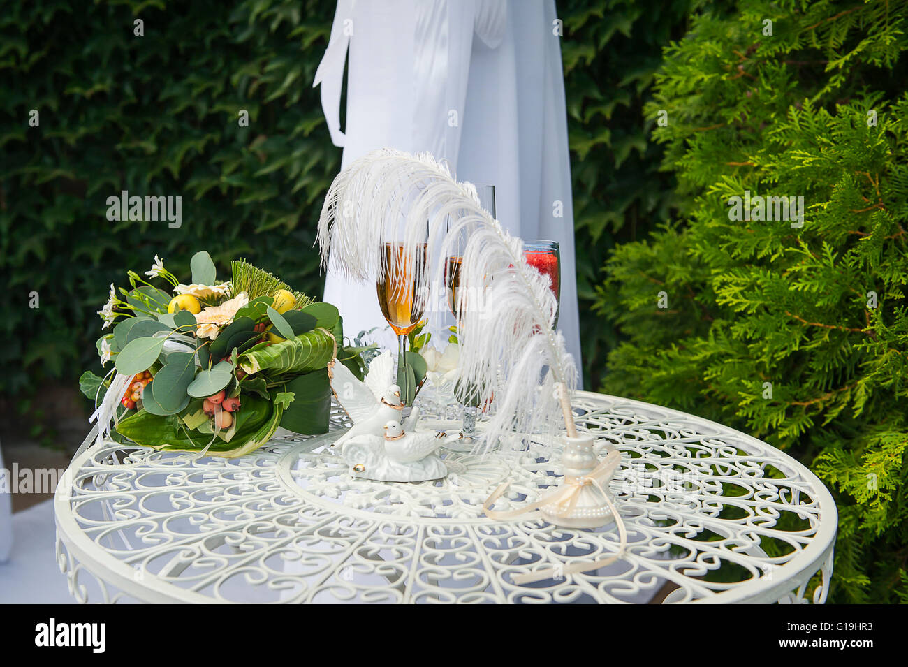 Ein Brautstrauß ist Gläser mit Champagner und Ringe Stockfoto
