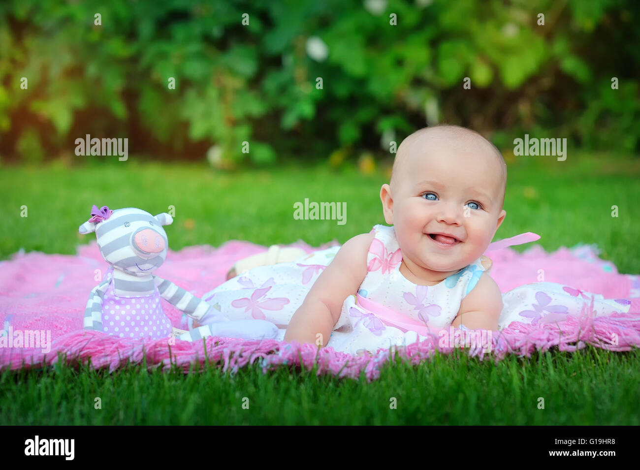 Baby liegend auf dem grünen Rasen im park Stockfoto