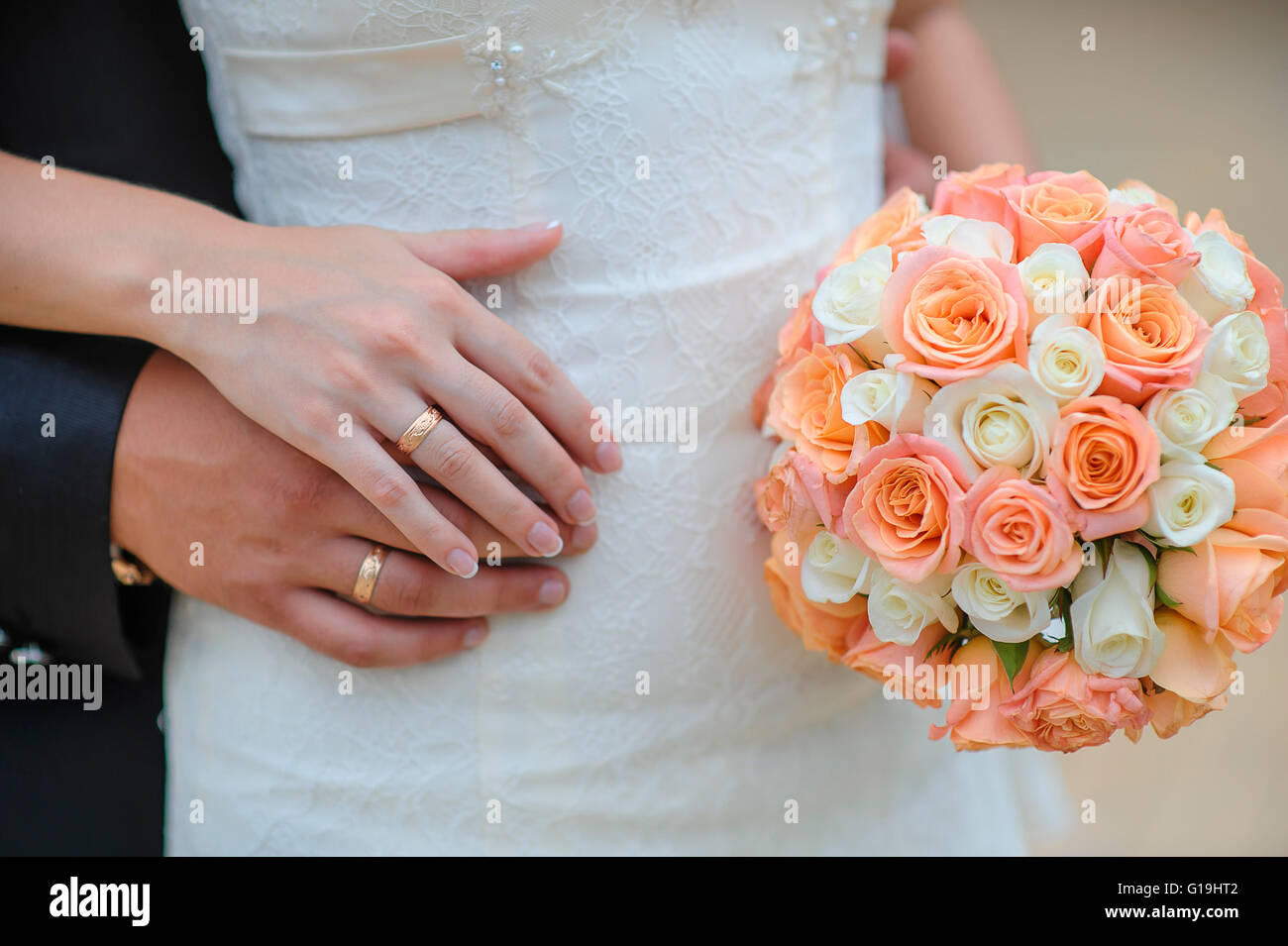 Blumen Hochzeit Ringe Hände Stockfoto