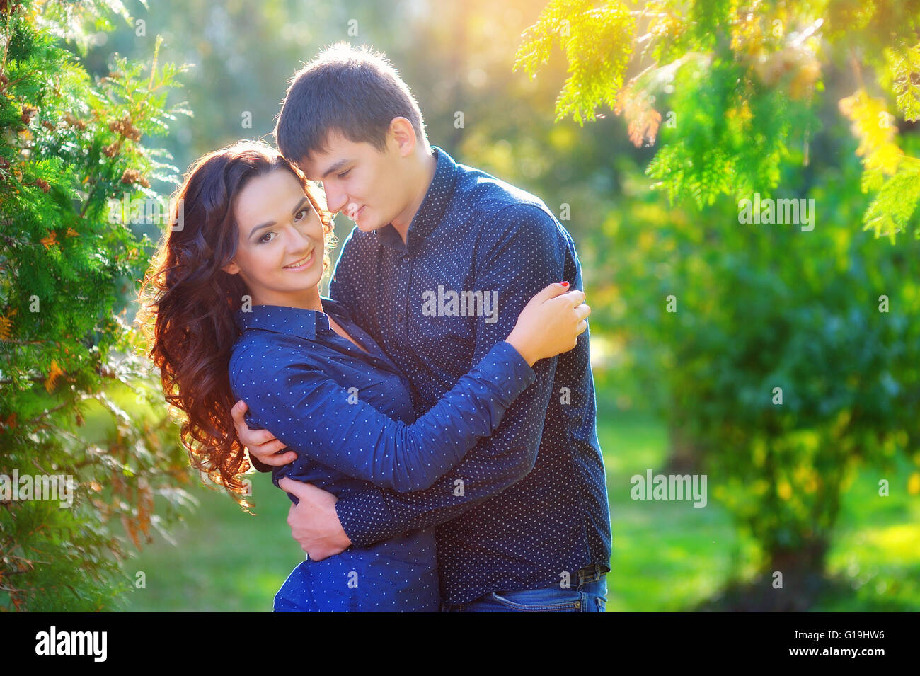 Schöne glückliche Paar, umarmen Stockfoto