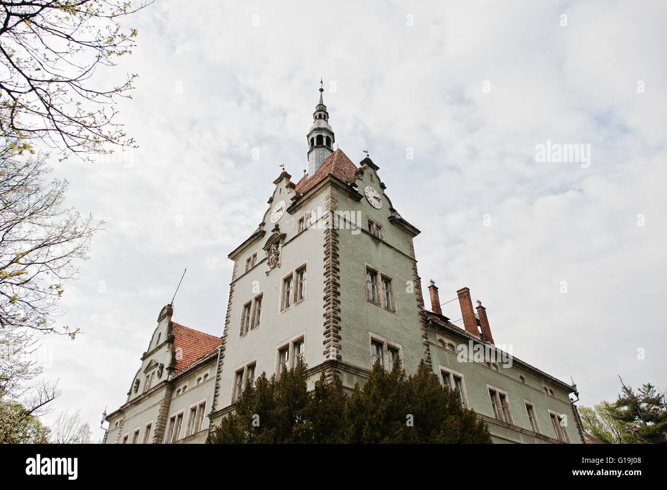 Schönborn Jagdschloss in Karpaten, Transkarpatien, Ukraine.  Im Jahr 1890 erbaut. Clock tower Stockfoto