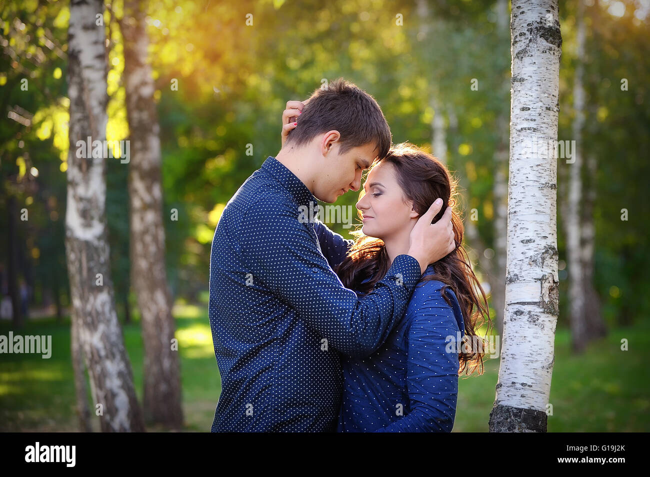 glückliches junges Paar in Liebe outdoor im Herbst Stockfoto