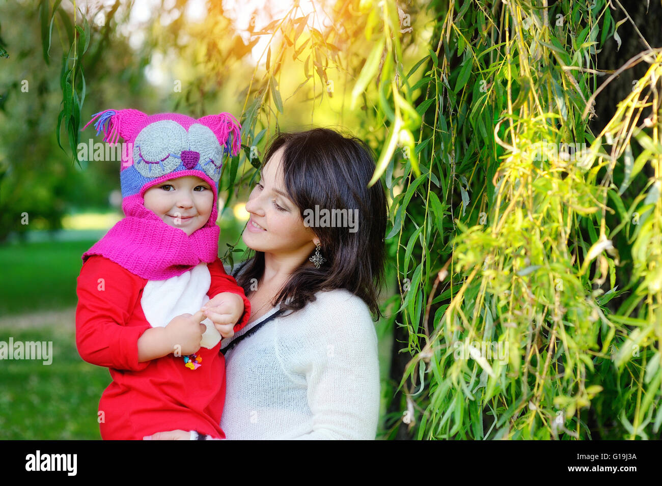 Mutter und Baby im Herbst Stockfoto