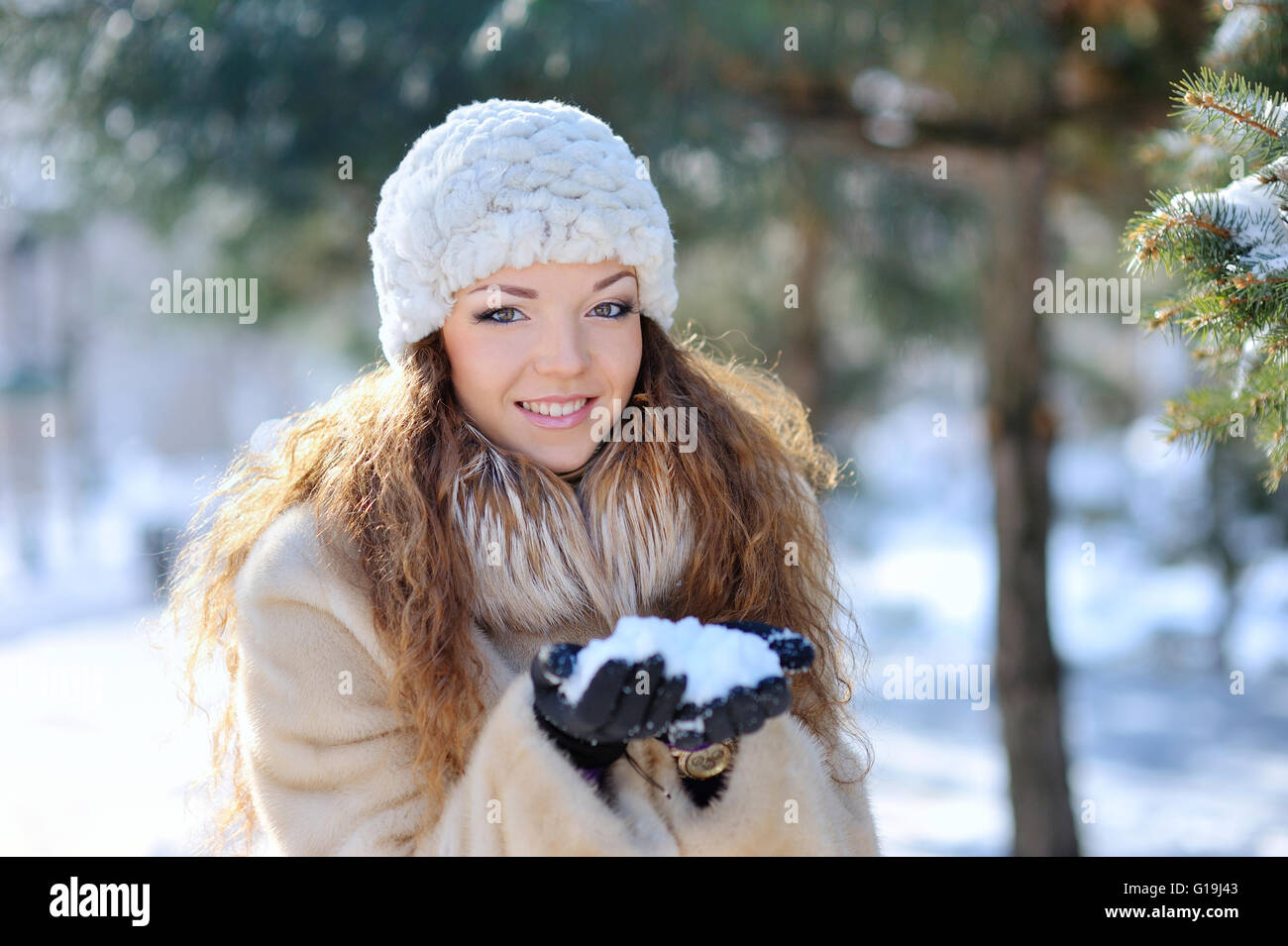 Porträt auf schöne Mädchen in den Winterwald Stockfoto