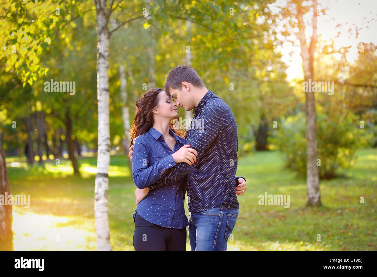 Junges Paar in Liebe im freien Stockfoto