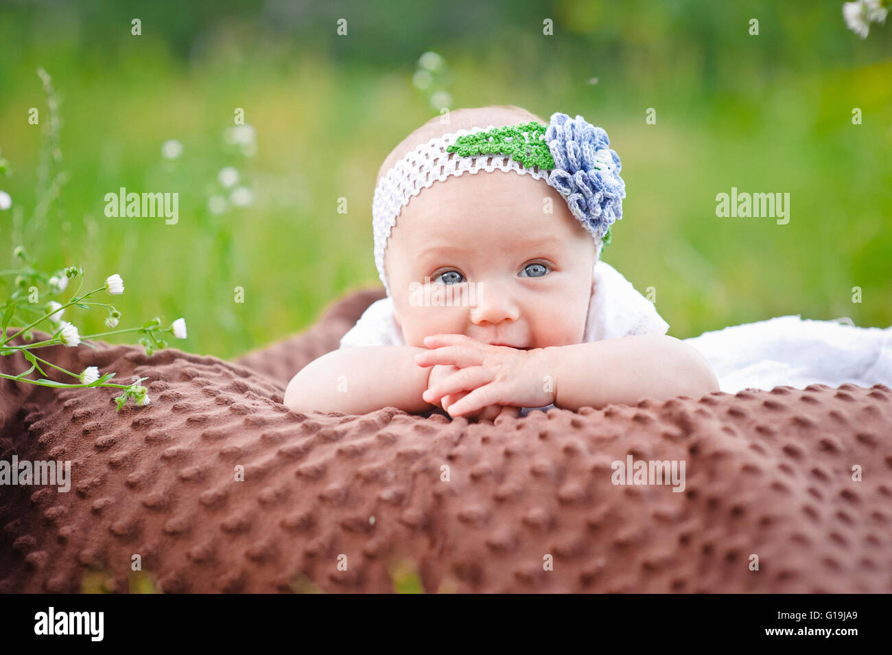Neugeborenes Babymädchen im park Stockfoto