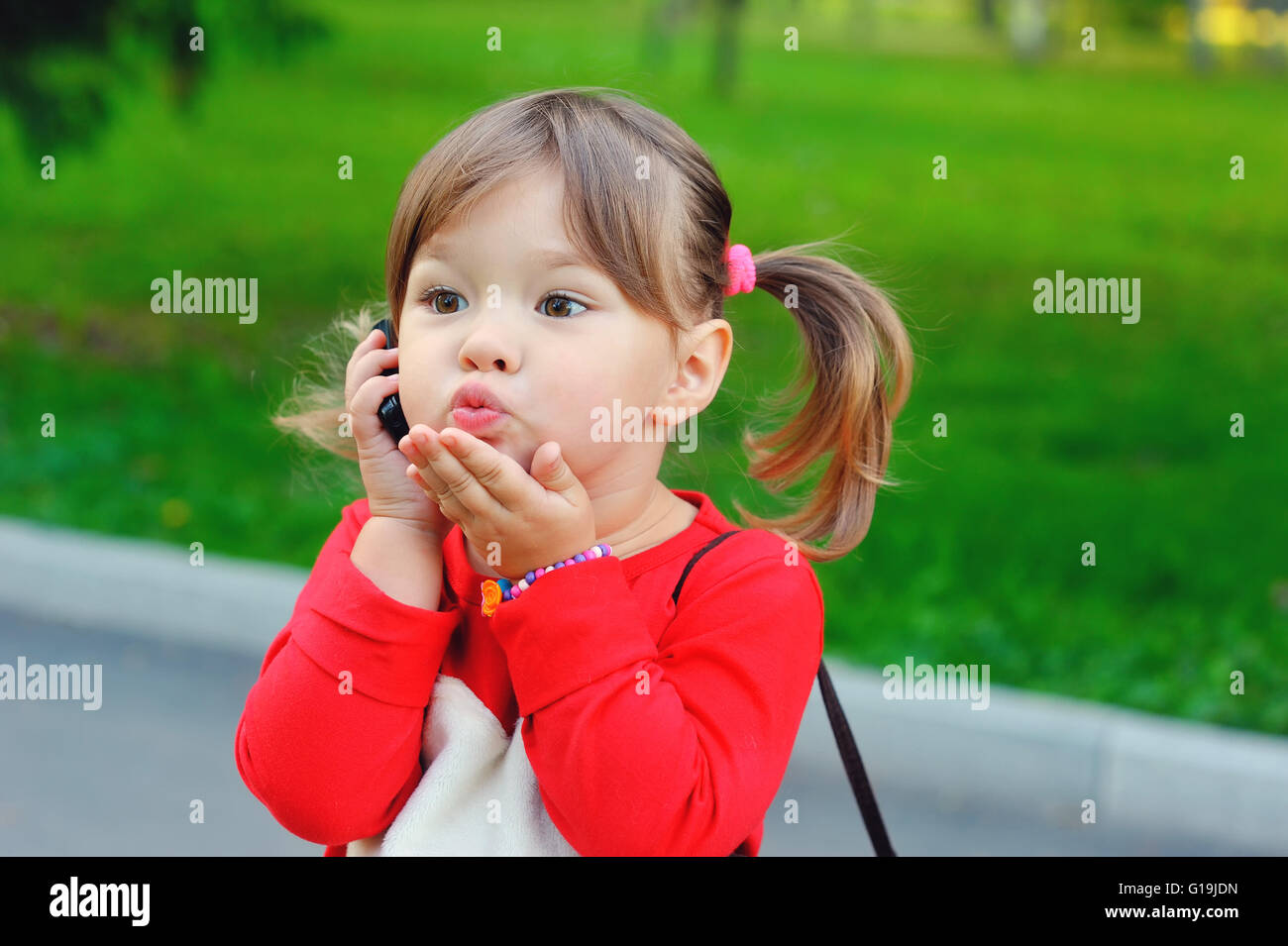 Kleines Mädchen am Telefon sprechen Stockfoto