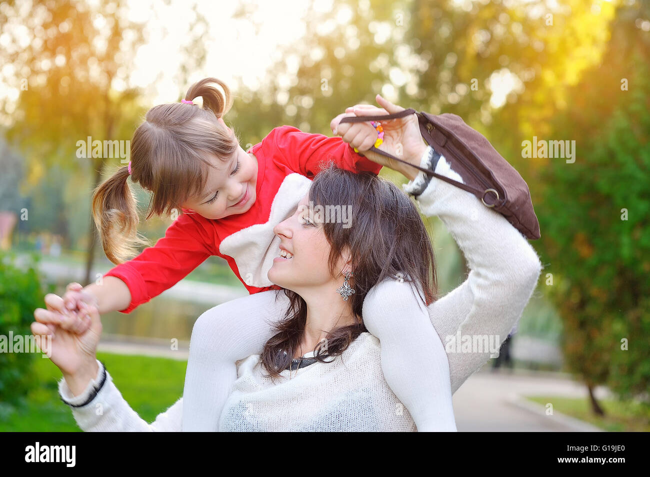 Tochter mit ihrer Mutter im Herbst Stockfoto