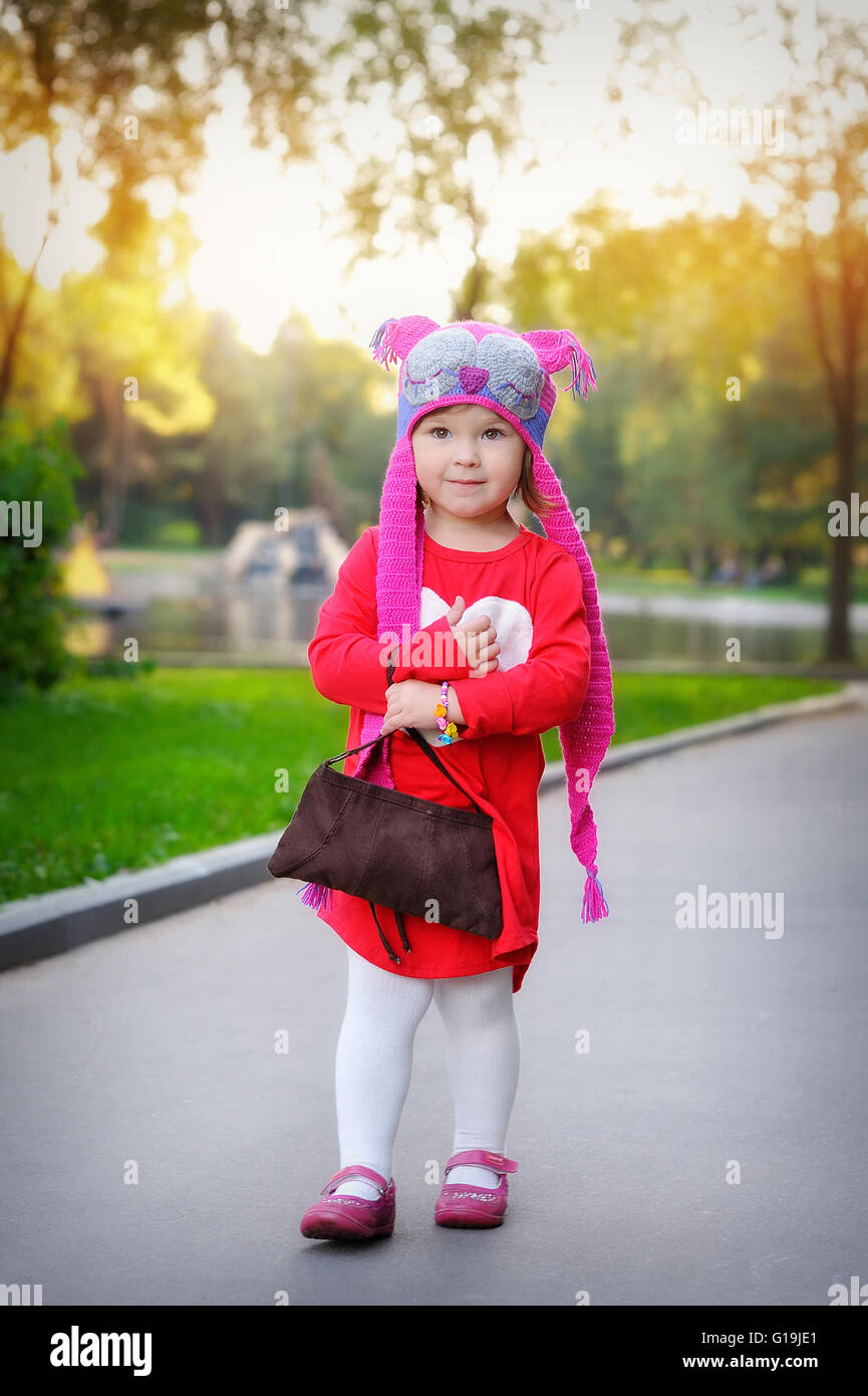 kleines Mädchen in eine Strickmütze Herbst Eulen Stockfoto