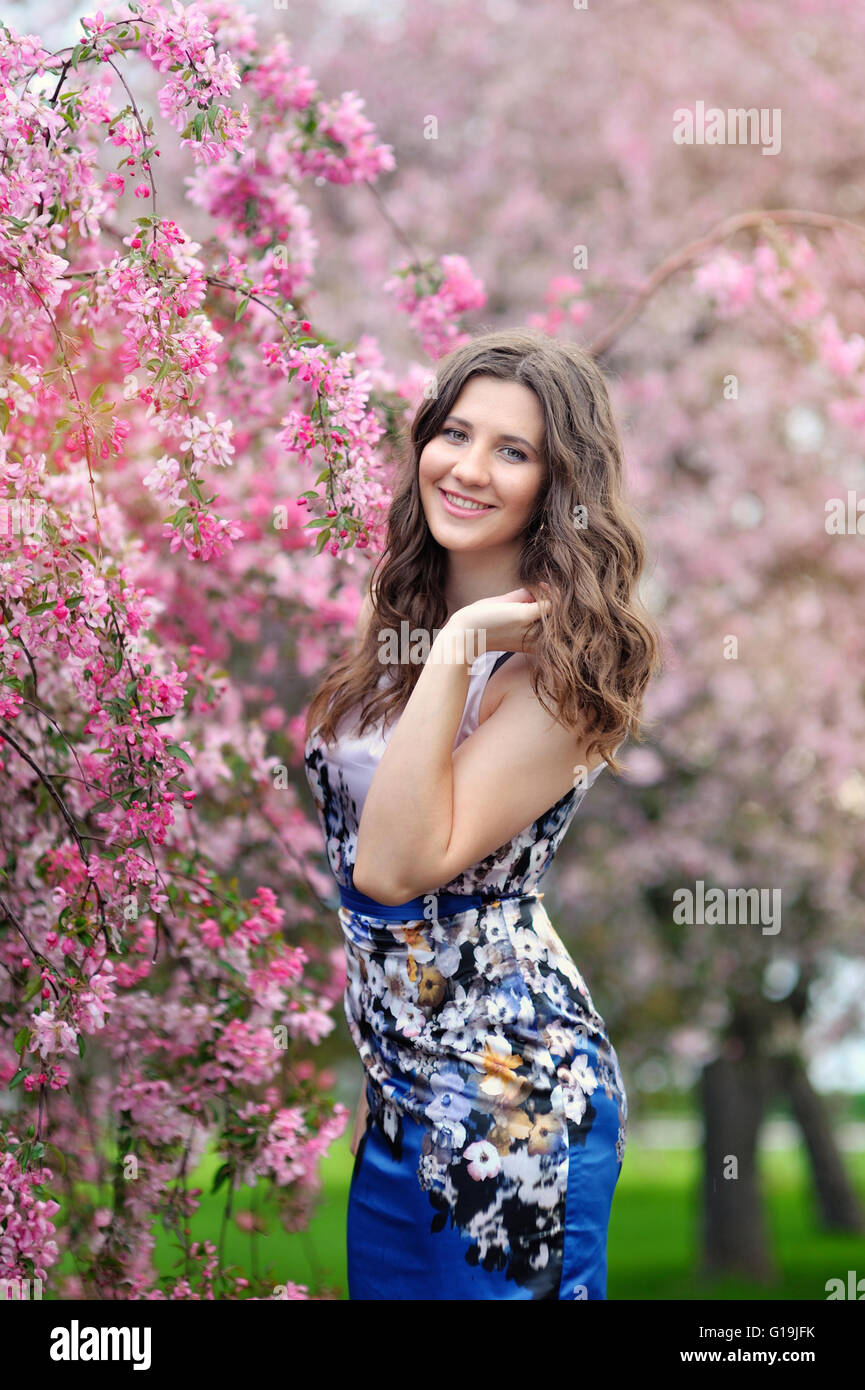 Schöne Mädchen mit Blumen Stockfoto