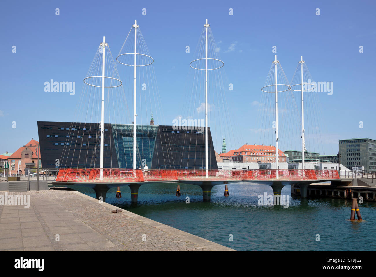 Cirkelbroen, die von Olafur Eliasson entworfene Kreisbrücke über den Christianshavn-Kanal. Der schwarze Diamant im Hintergrund. Brücken. Stockfoto