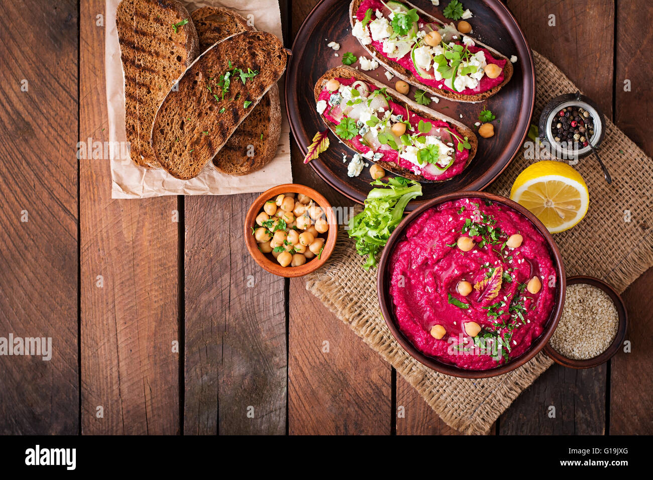 Vegane Sandwiches mit rote Bete Hummus, Gurke und Blauschimmelkäse. Ansicht von oben Stockfoto