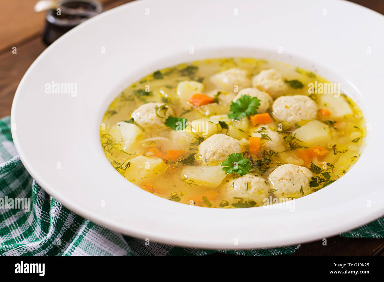 Diät-Suppe mit Hähnchen Frikadellen und Stängel Sellerie Stockfoto